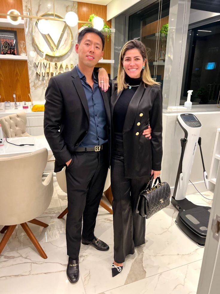 Dr. Seung Lee Inaugura Clinica Em Uma Das Avenidas Mais Famosas Do Brasil 5 Dr.seung Lee Ao Lado De Sua Esposa E Socia Dra Vivi Saar - Crédito Da Foto: Divulgação