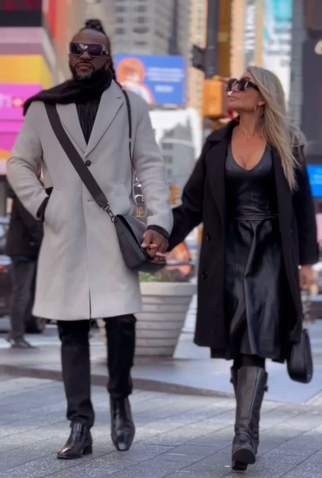 De Férias Em Ny, Claudinho Do Negritude Júnior, Comemora Sucesso Da Música Aliança E Se Rende Ao Botox 4 Claudinho Com A Esposa Roneia Forte Em Ny - Credito Da Foto Dany Carme / Divulgação