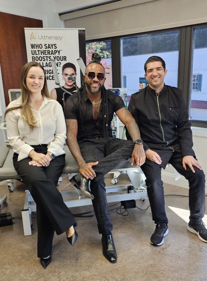 De Férias Em Ny, Claudinho Do Negritude Júnior, Comemora Sucesso Da Música Aliança E Se Rende Ao Botox 3 Dra. Erika Angelino, Claudinho E Dr Fernando Oliveira - Credito Da Foto Dany Carme / Divulgação