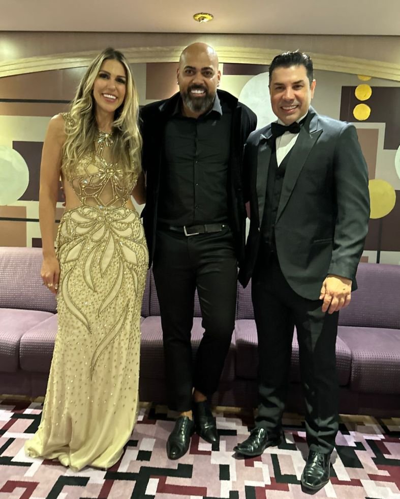 Produtor Executivo Jejé Brown, Participa Do Prêmio Gold Star Dubai 2023 Nos Emirados Árabes Unidos 2 Hariane Fonseca, Jejé Brown E Rogério Moretto No Prêmio Gold Star Dubai 2023 - Foto: Divulgação