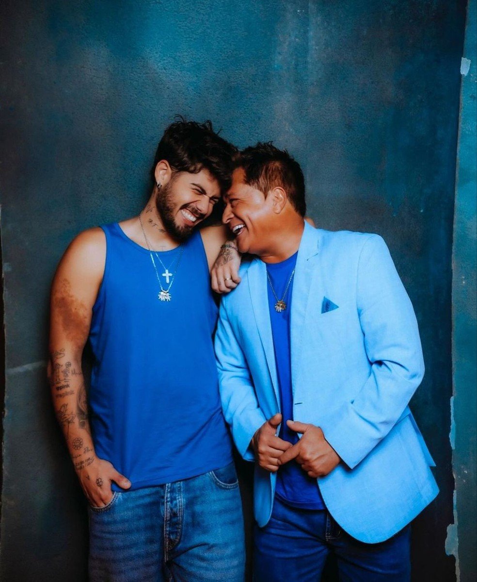 Zé Felipe e Leonardo no clipe de 'Fica Aqui' — Foto: Divulgação