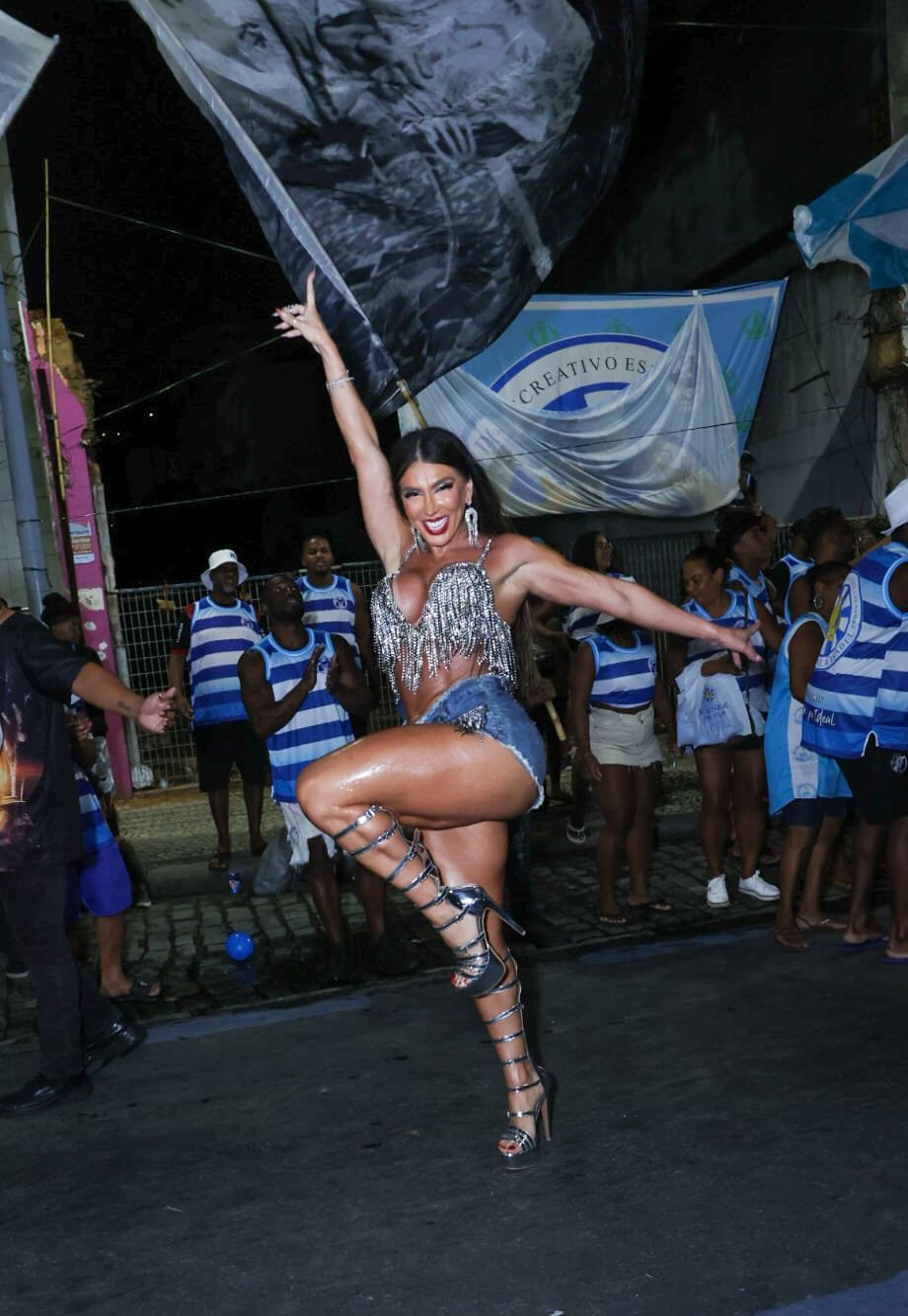 Andréa De Andrade Arrasa Em Ensaio De Rua Na Vila Isabel 2 Andréa De Andrade / Anderson Borde - Divulgação