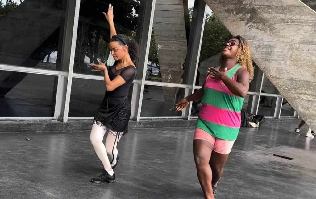 Anny Alves.e Cintya Santos, Primeira Porta-Bandeira Da Estação Primeira De Mangueira