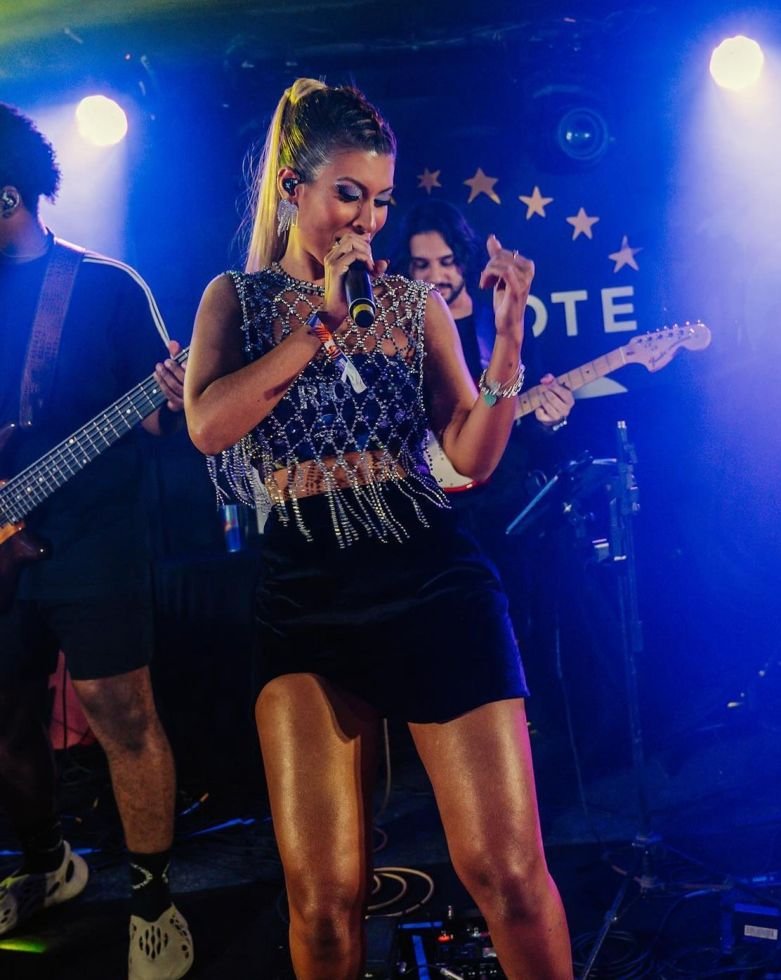 Cantora Ghabi Afirma: 'Cantar Na Sapucaí É Um Misto De Muita Adrenalina Com Gratidão' 2 Cantora E Compositora Ghabi - Crédito Da Foto: Acervo Pessoal