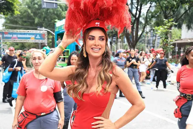 Nicole Bahls Participando Do Bloco Do Abrava Cosmopolitam