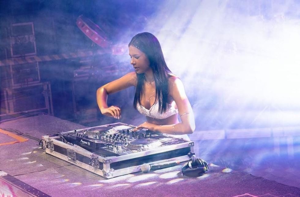 Dj Anabzzi - Trajetória Inspiradora E Projetos Inovadores Para 2024 2 Dj Anabzzi - Crédito Da Foto Léo Rodrigues