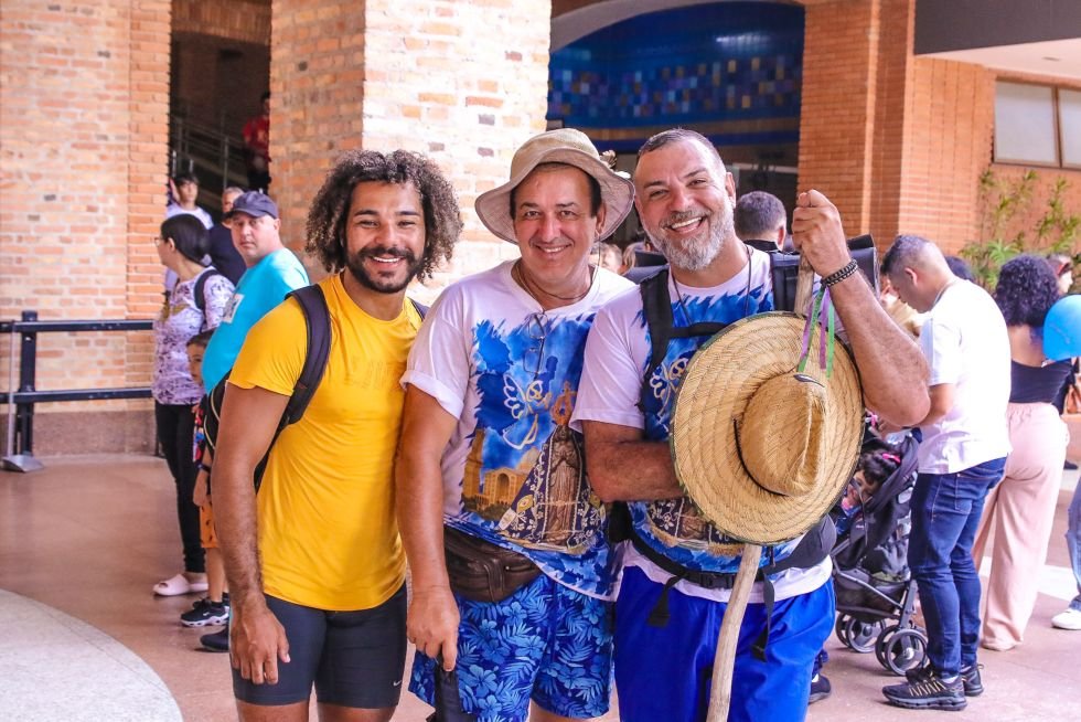 Ex-Bbb Vagner Lara Se Emociona Ao Encontrar Família Em Basílica De Aparecida, Após Caminhar Mais De 180 Km 4 Ex-Bbb Vagner Lara Com Os Amigos De Peregrinação- Crédito Da Foto: Thiago Duran / Divulgação