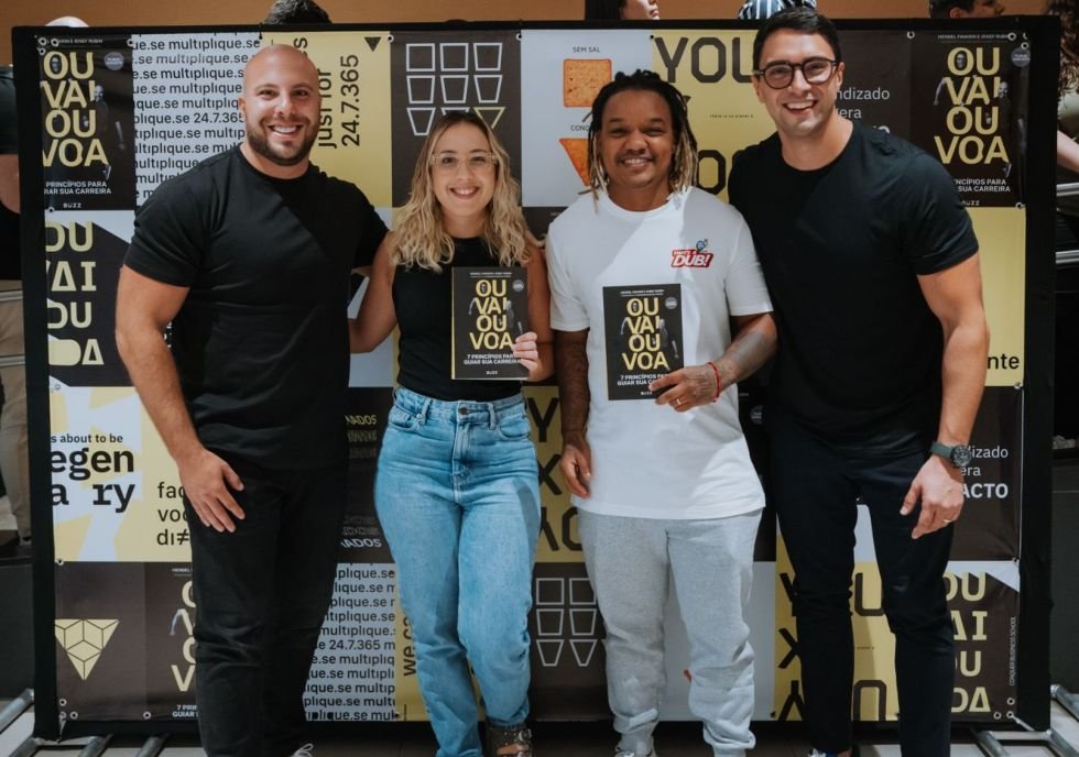 Ex-Bbb Nizam Prestigia Josef Rubin E Hendel Favarin No Lançamento Do Livro “Ou Vai Ou Voa&Quot; 4 Ator Darlan Cunha Ao Lado Da Esposa Beatriz Pereira Com Josef Rubin E Hendel Favarin - Crédito Da Foto Pedro Flausino / Divulgação