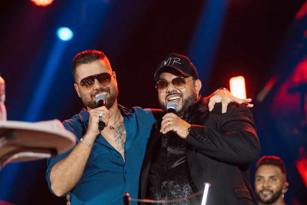 Zé Neto canta com Moysés Rico, filho de José Rico, no Ribeirão Rodeo Music 2024, em Ribeirão Preto, SP