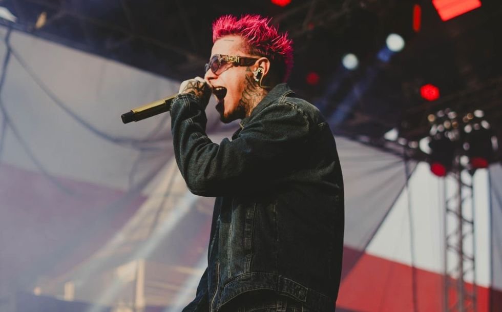 Com público aquecido, Cjota faz apresentação do single “Olho no Olho” antes do lançamento oficial