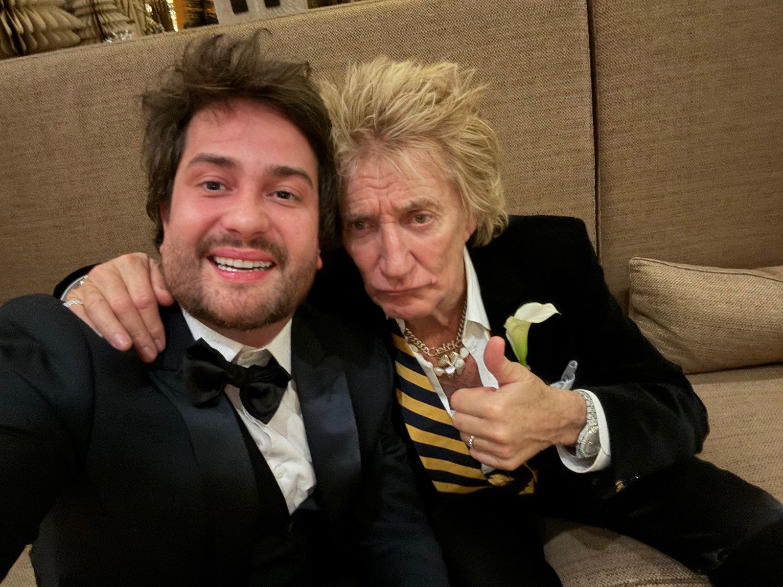 O dermatologista Ivan Rollemberg e o amigo famoso, o músico inglês Rod Stewart, em Londres. Crédito da foto: Divulgação