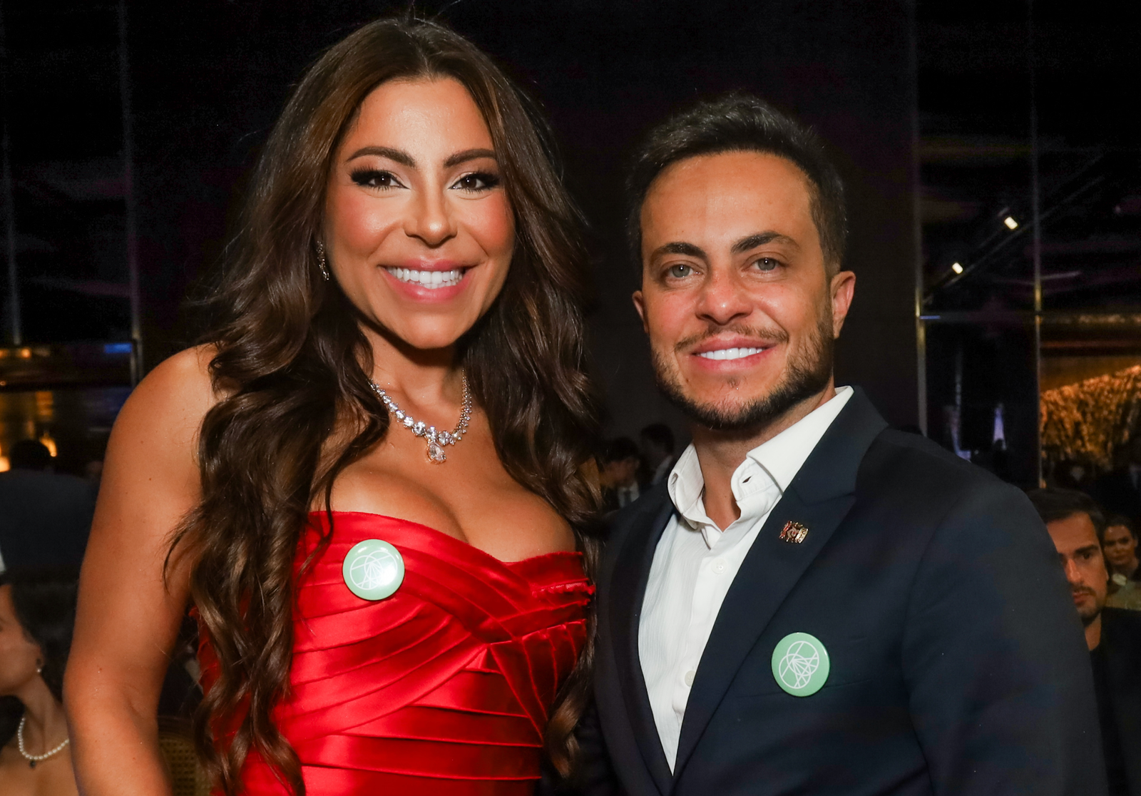 Thammy Miranda e Andressa Ferreira se Beijam em Leilão Beneficente em São Paulo