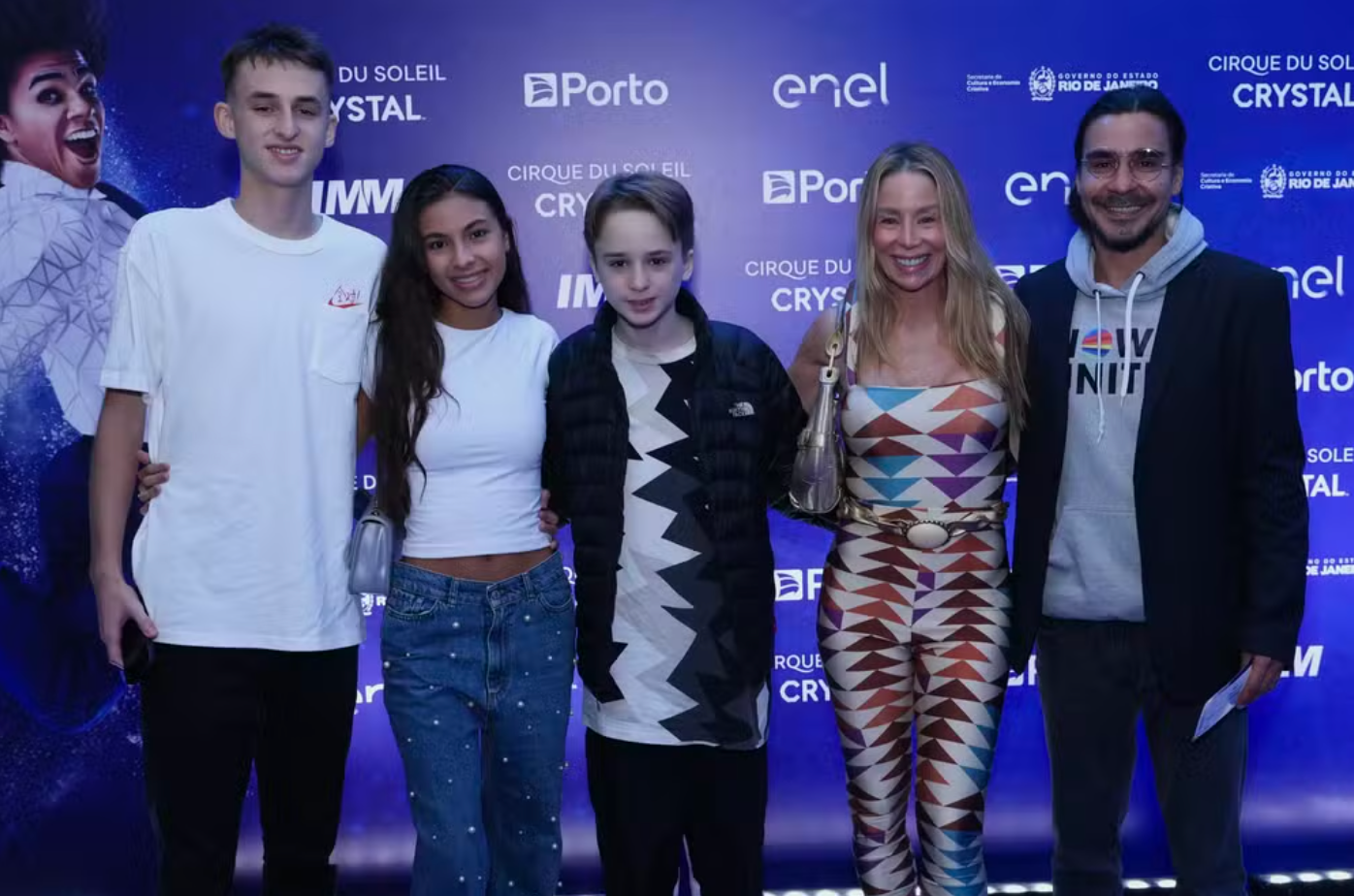 Danielle Winits curte evento com os filhos que tem com Cássio Reis e Jonatas Faro