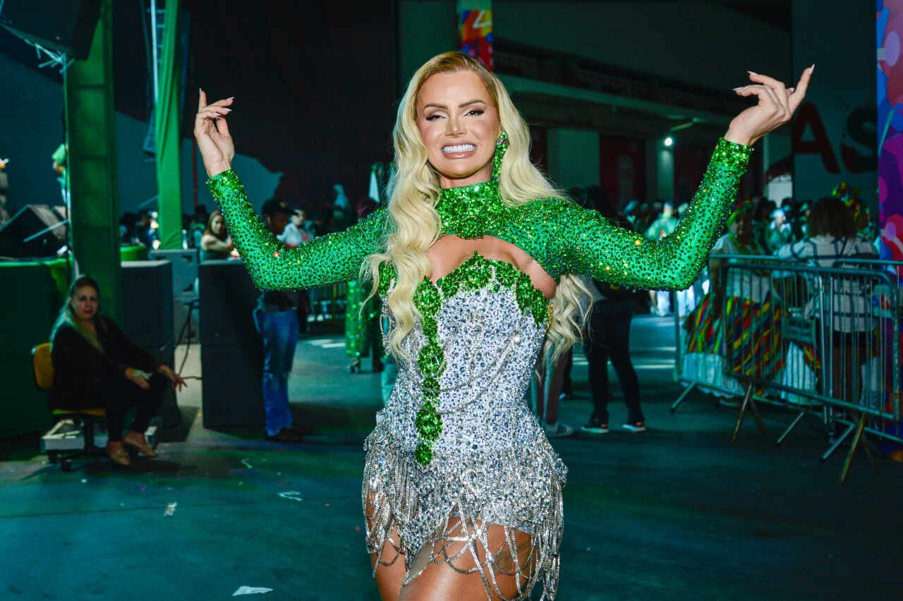 Thalita Zampirolli faz sua estreia como Rainha da Escola de Samba Camisa Verde e Branco