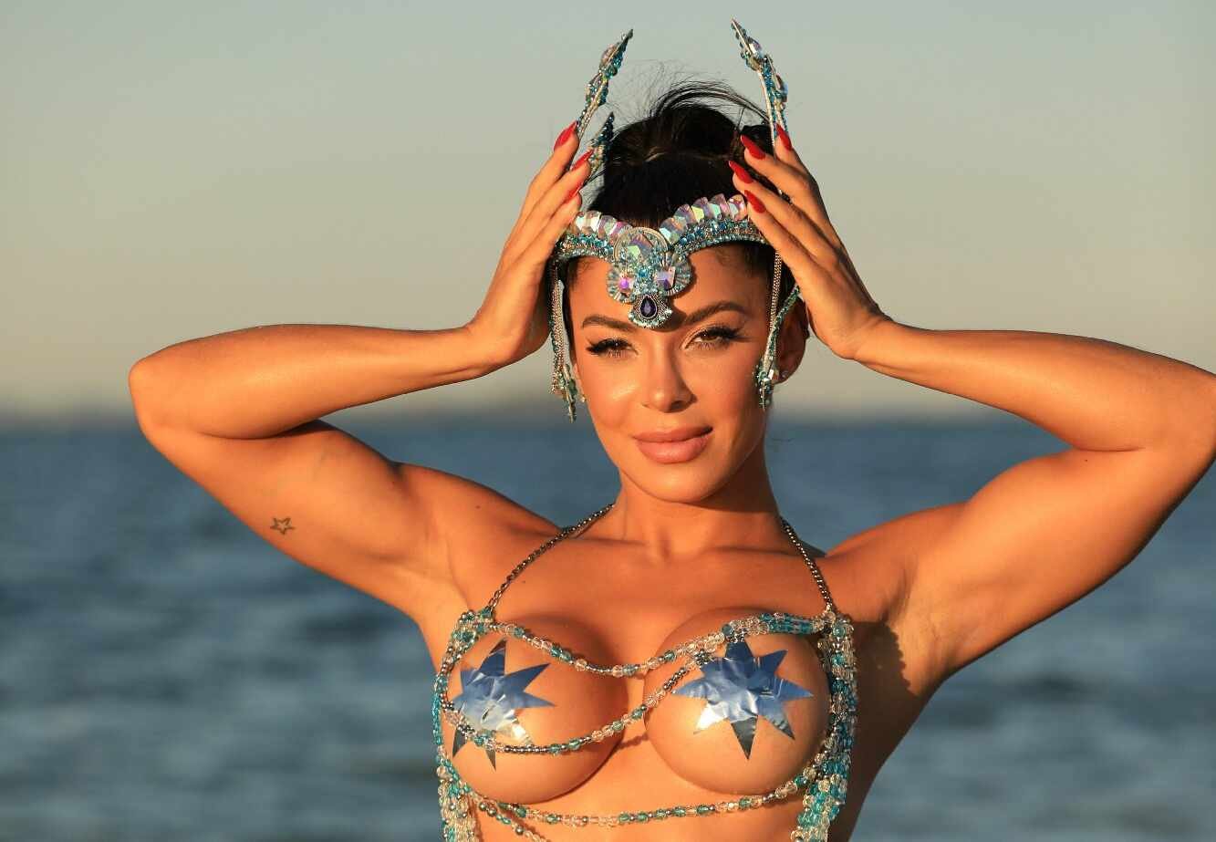 Rainha de bateria Monique Rizzeto celebra nova fase no samba com ensaio especial