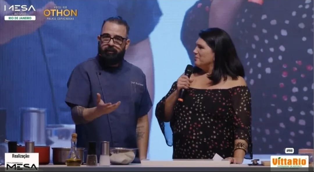 Chef Rafael Brunhosa em ação durante o Mesa Ao Vivo Rio, preparando o prato inspirado no Angu do Gomes