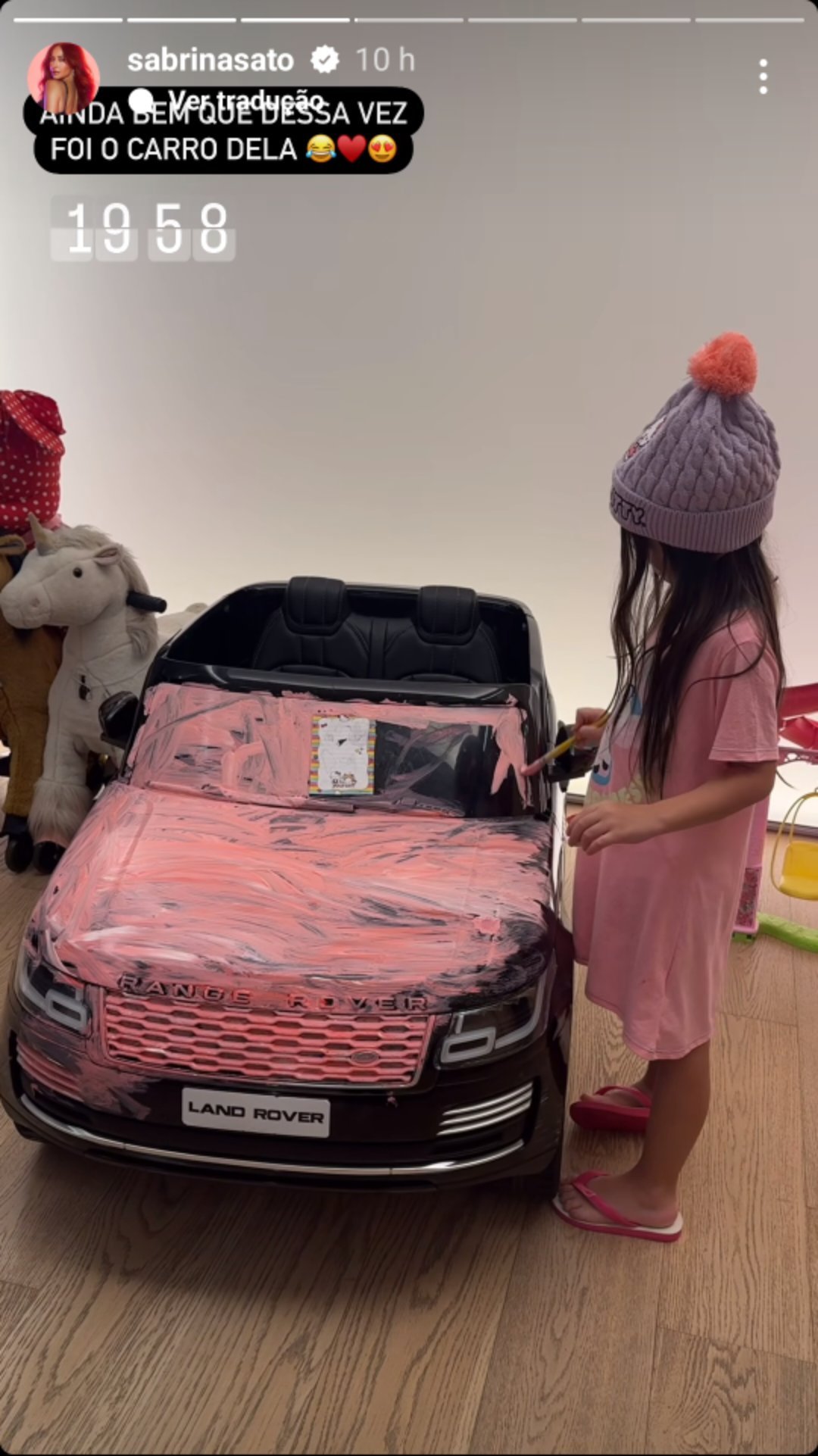 Sabrina Sato Flagra A Filha Pintando Seu Carro: 'Amo Rosa' 2 Sabrina Sato Flagra Zoe Pintando Carro