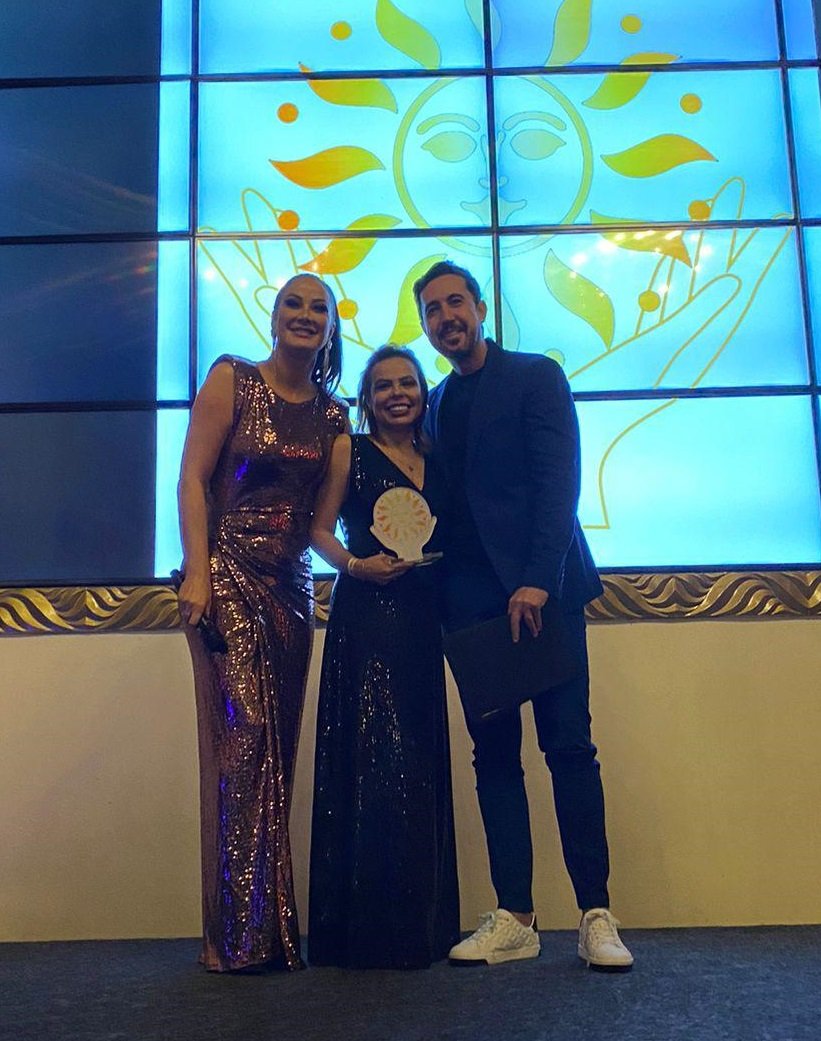 Descubra A Arte Do Baralho Cigano Com Flávia Letro 3 Flávia Letro Na Premiação - Crédito Da Foto: Acervo Pessoal
