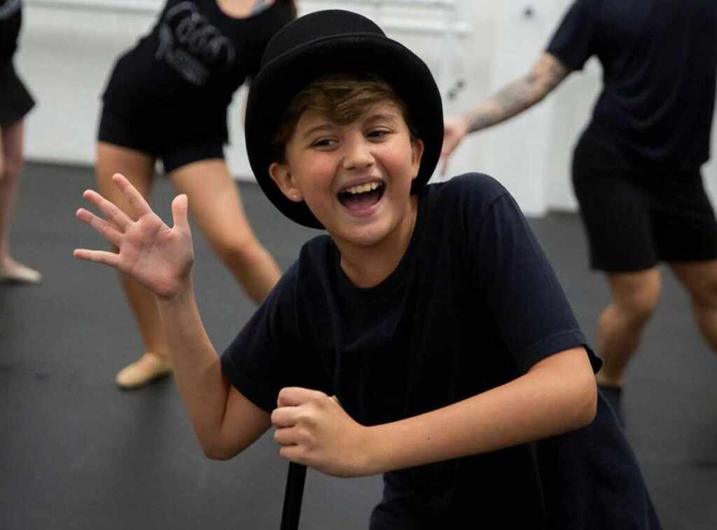 Biel Style celebra papel em “Alice, o Musical”; confira! WhatsApp Image 2024 06 13 at 16.35.40 e1718310025108