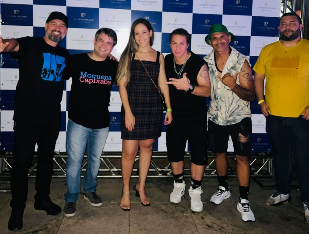 Com Ingressos Esgotados, Banda Casaca Realiza Show Em Comemoração Aos 25 Anos De Carreira 3 Dr Eduardo Passamai E A Esposa Livia Cypriano Com A Banda Casaca - Crédito Da Foto: @Tatianapezzinfotografia / Divulgação