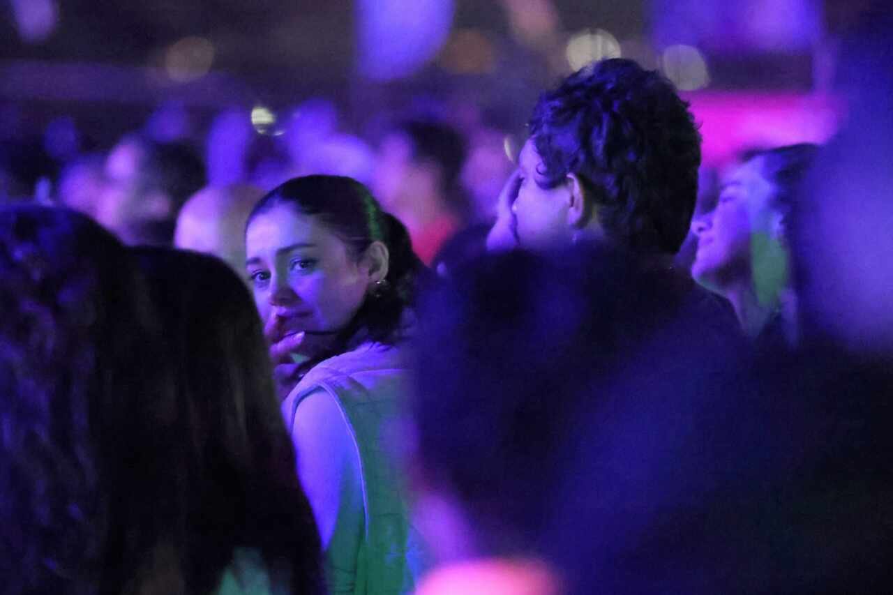 Em clima de romance, Xamã e Sophie Charlotte trocam beijos em evento no RJ