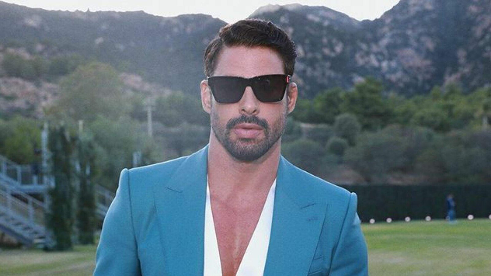 Cauã Reymond compartilha fotos de viagem à Itália em cenário paradisíaco