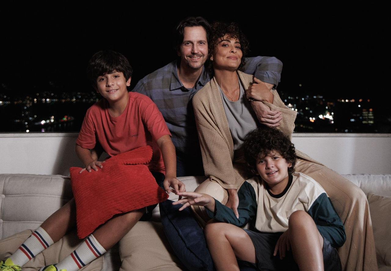 Enzo Diniz e Theo de Almeida serão filhos gêmeos de Juliana Paes em série da Netflix