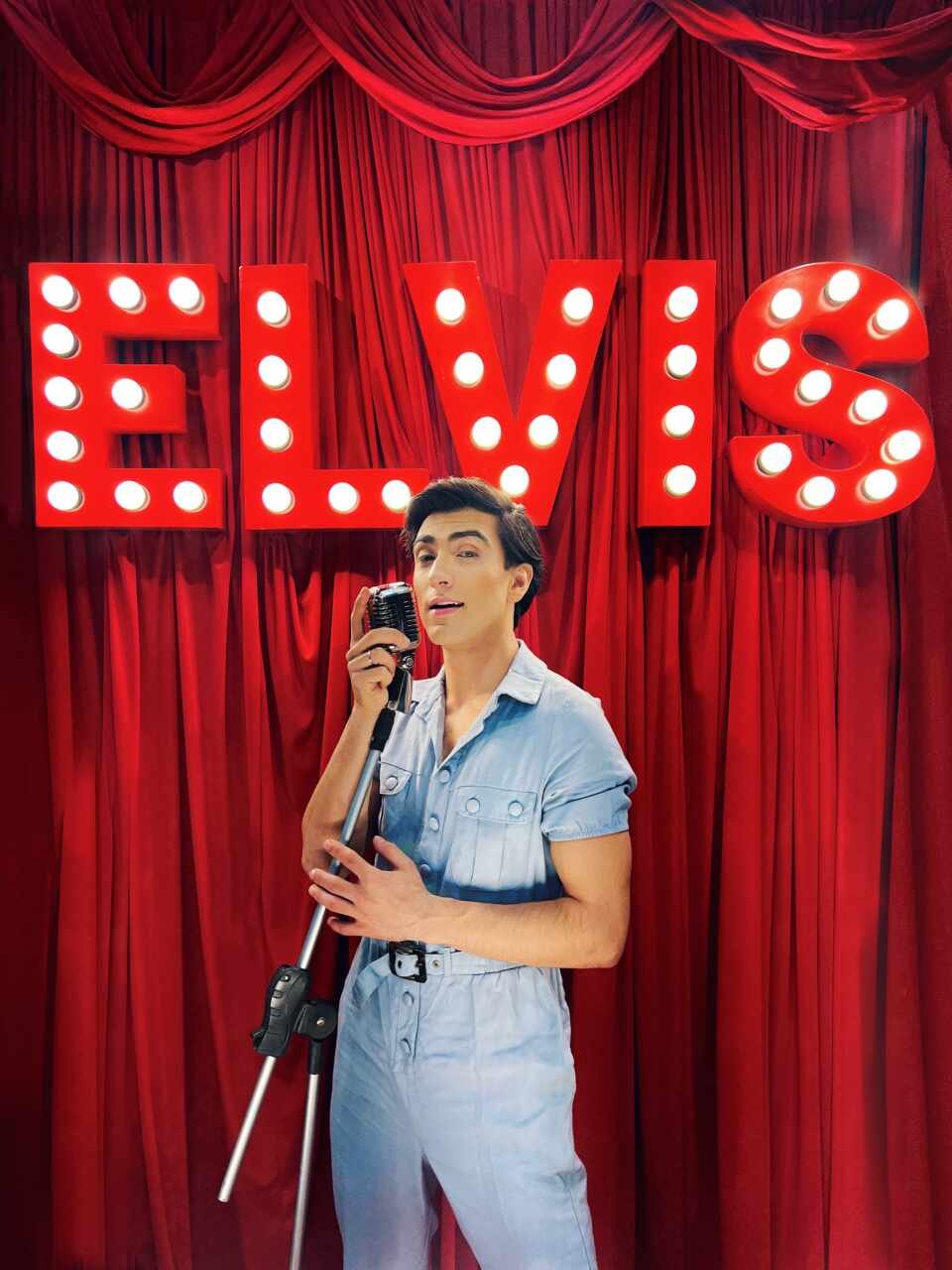 Gustavo Waz É Destaque Na Broadway Brasileira Como Elvis Jovem, No Musical Elvis - A Musical Revolution 2 Gustavo Waz Letreiro Elvis Scaled Cosmopolitam