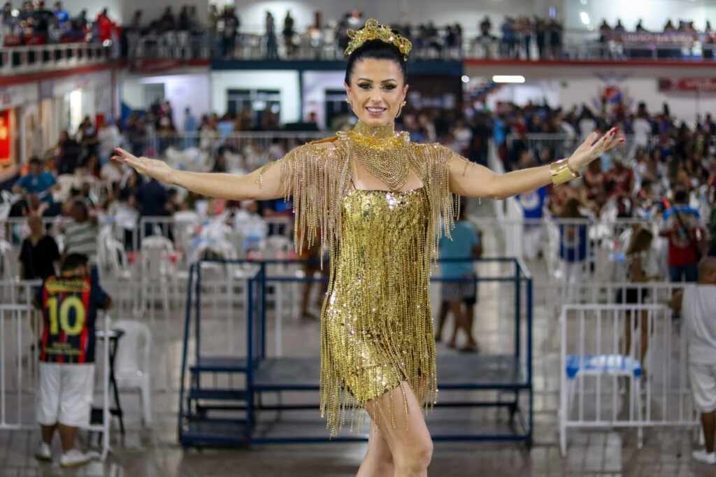 Musa Tatiana Breia Aposta No Dourado Em Evento De Samba Para Atrair Prosperidade Para União Da Ilha 2 Tatiana Breia Na Final Da União Da Ilha - Foto Allan Duffes
