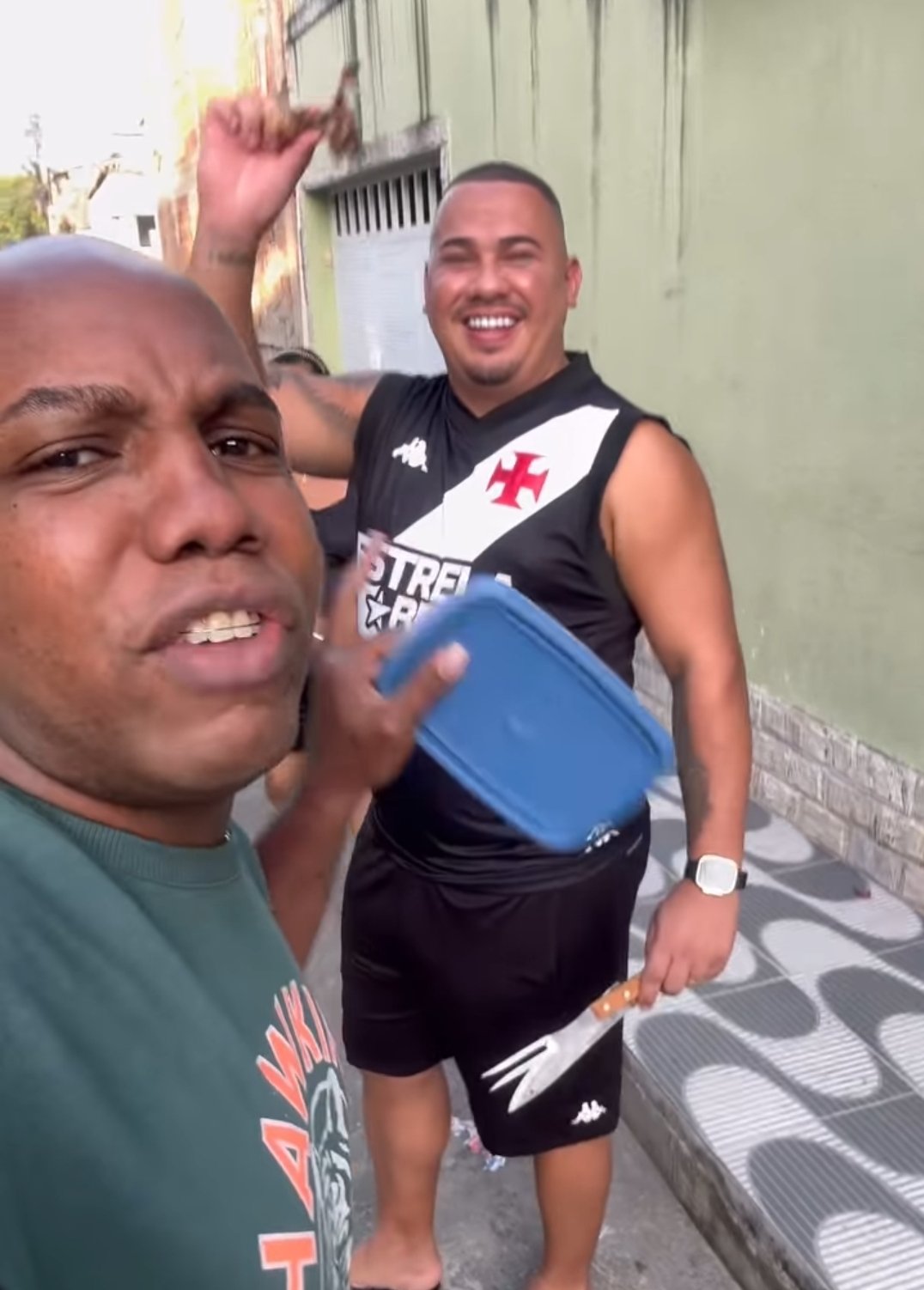 Wallace Nego Invade Churrasco De Dia Dos Pais Dos Vizinhos 3 Wallace Nego Invade Churrasco De Vizinhos / Reprodução Instagram