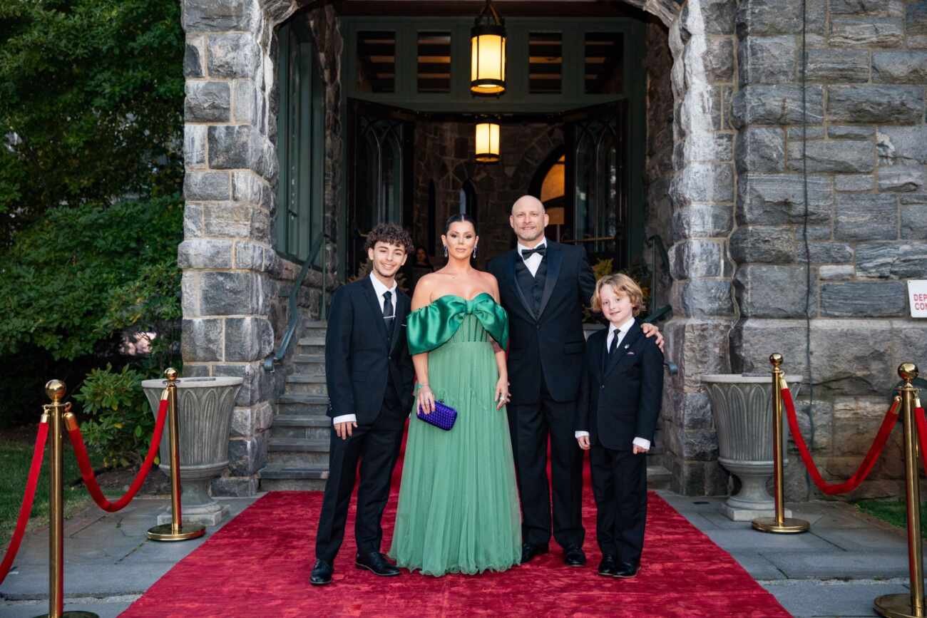 Sucesso Brasileiro: Aline Andrade Cohen Recebe Reconhecimento Em Luxuosa Premiação Em Nova York 4 Aline Andrade Cohen Com O Esposo Lance Cohen E Os Filhos Renan Paixão E Cooper Cohen - Crédito Da Foto: Daniele Silva / Divulgação