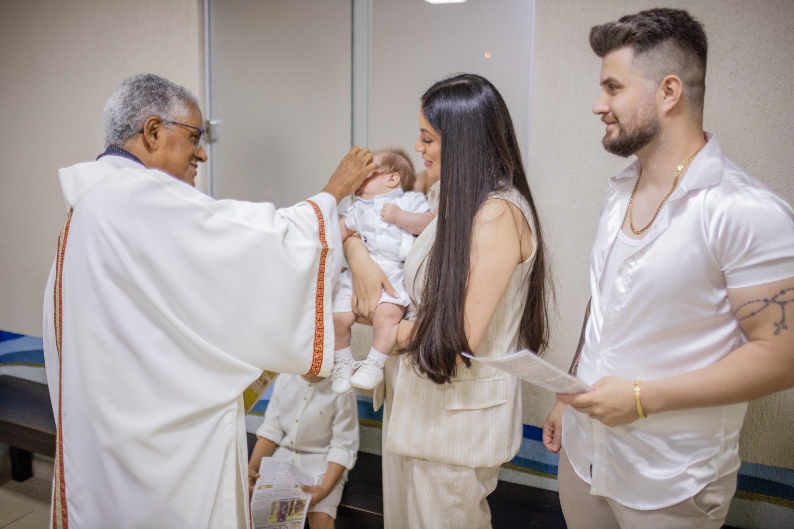 Conrado e sua Anna batizam o filho, Bernardo - Crédito da Foto: @gustavomenesesphoto / Divulgação