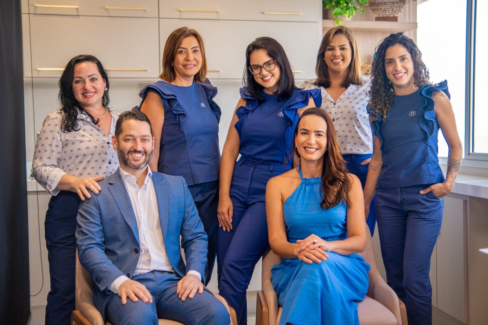 A Trajetória De Excelência Do Dr. Henrique E Da Dra. Nicoli Em Cirurgia Plástica E Medicina 4 Dr. Henrique E Dra. Nicoli Com Equipe - Crédito Da Foto: Divulgação