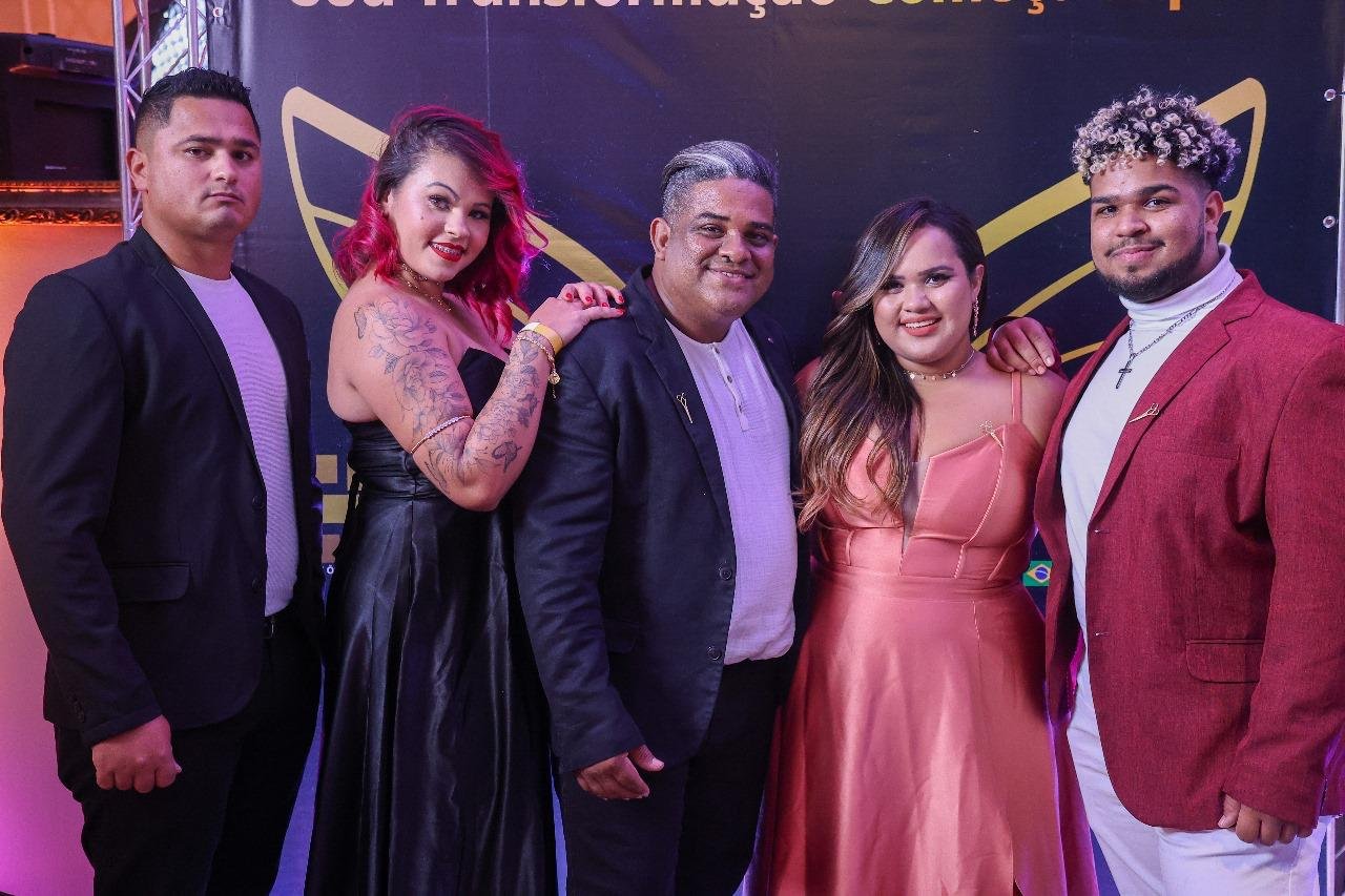 Prêmio Tesoura De Ouro Oficial Celebra 35 Anos Com Dupla Comemoração Em Sp 5 Equipe Pelé Das Loiras (Leandro, Silmara, Ronaldo, Raquel E Rodrigo Pedro)