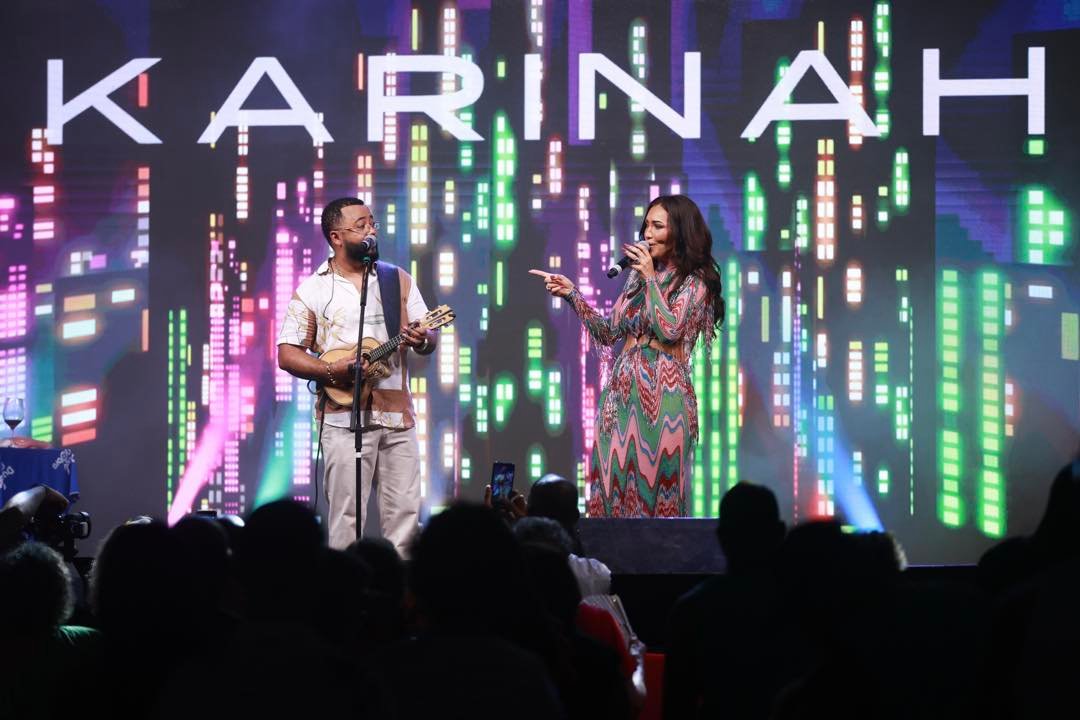 Karinah e Dudu Nobre no palco 8 Cosmopolitam