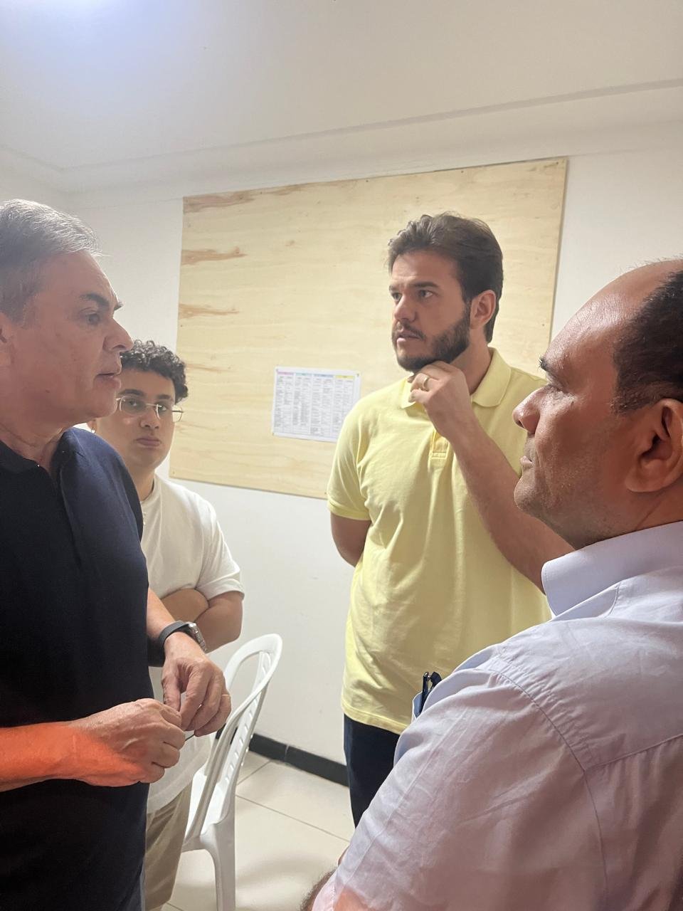 O ex-governador Cássio Cunha Lima discute estratégias eleitorais com Bruno e Pimentel