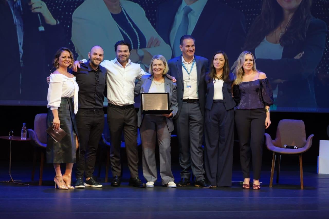 Tati Michele (diretora da Aggrega Benefícios) e lideres da Porto Saúde: Luiz Arruda (VP Comercial e Marketing), Eva Miguel (diretora de produção BR, homenageada no evento), Emerson Valentim (diretor comercial) e Deise Violaro (diretora de clientes e canais)