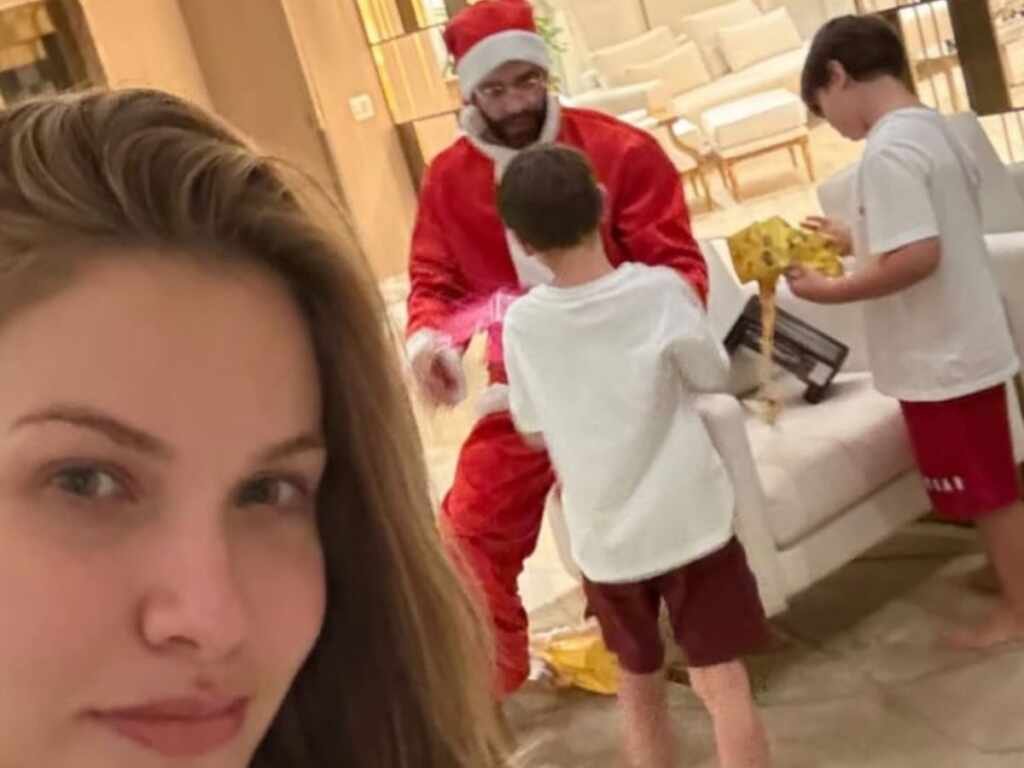 Gusttavo Lima Emociona Ao Surpreender Os Filhos Fantasiado De Papai Noel - Foto: Reprodução/Instagram