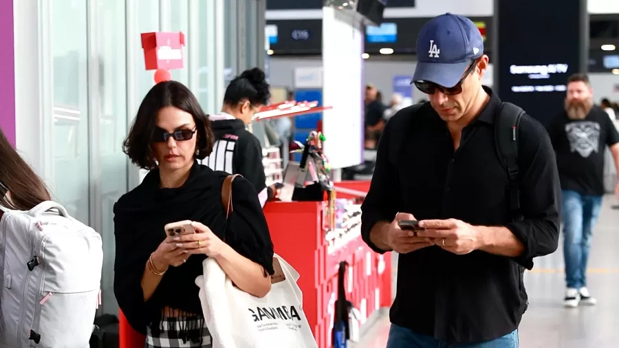 Isis Valverde E Marcus Buaiz São Flagrados Com Alianças No Aeroporto