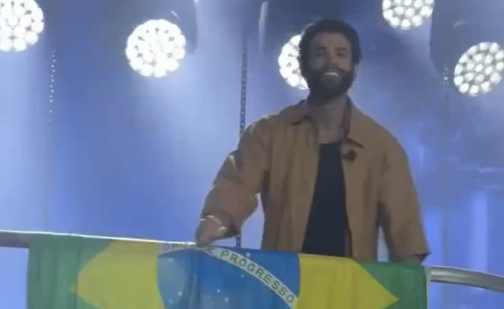 Com A Bandeira Do Brasil, Gusttavo Lima Usa A Música &Quot;Ficha Limpa&Quot; Como Crítica - Foto: Instagram