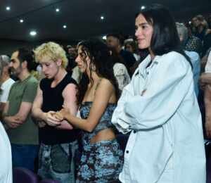 Bruna Marquezine, Marina Sena e Alessandra Negrini brilham em noite de teatro em São Paulo