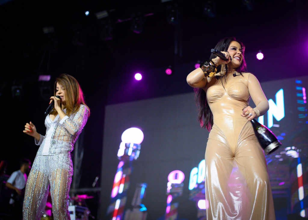 Com Look Transparente, Maiara Faz Show Ao Lado Da Irmã Maraisa Durante Réveillon Em Goiânia - Fotos: Gabi De Morais/Brazil News