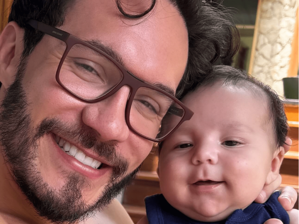 Eliezer compartilha novas fotos com Ravi e comenta semelhança com o filho: "É muito a minha cara"