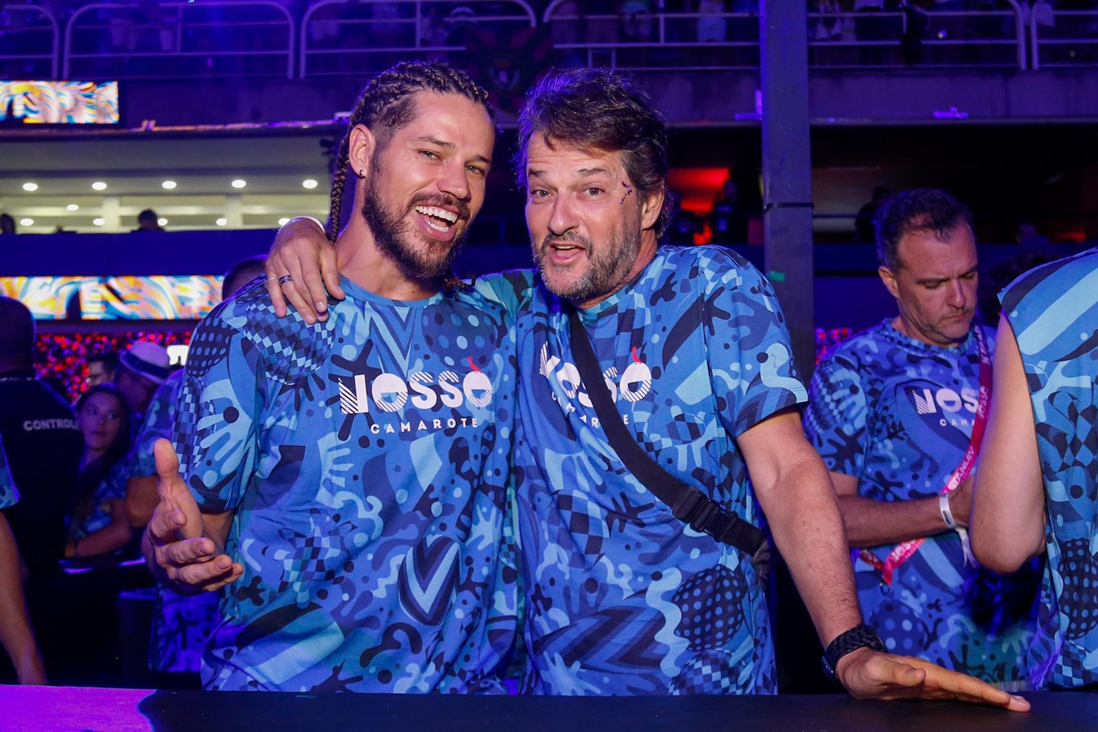 José Loreto e Marcelo Serrado curtem juntos o Carnaval em camarote da Marquês de Sapucaí 18 José Loreto e Marcelo Serrado - Fotos: Paulo Tauil / Brazil News