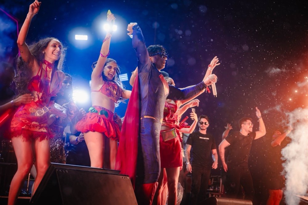 Léo Foguete agitou camarotes da Sapucaí até festa tradicional de Recife 22 Léo Foguete - Foto: Vans Bumbeers - Divulgação: TxT