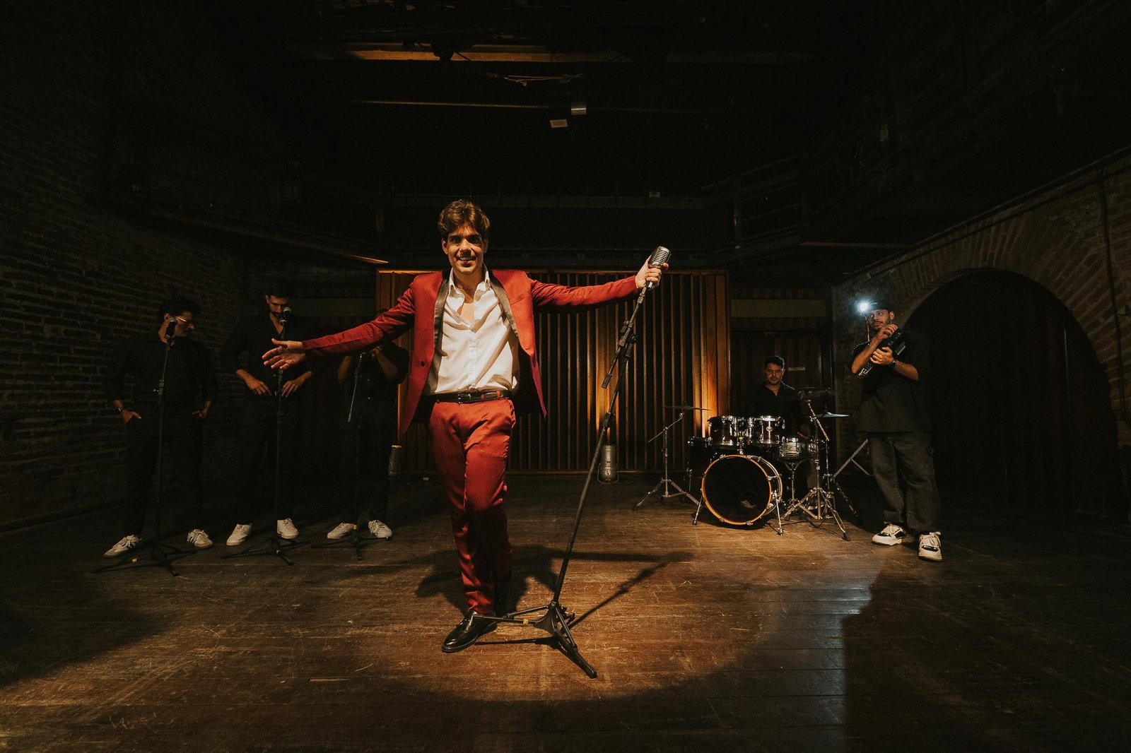 Rebatendo objeções sobre estilo musical, Núzio Medeiros disponibiliza EP “Reticências” 19 Nuzio Medeiros por @if.movies @eududugomes 1