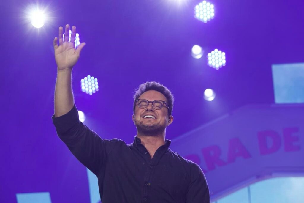 Deive Leonardo Se Apresenta Na 69A Festa Do Peao De Cosmopolitam