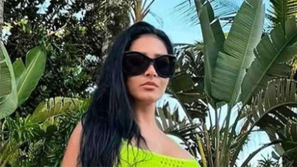 Magerrima Simaria Ostenta Sua Barriga Reta Em Dia Na Piscina Cosmopolitam