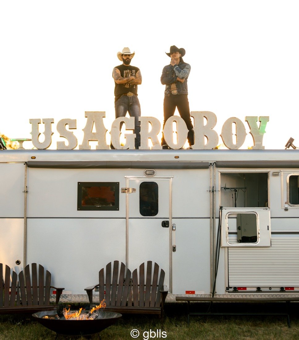 Us Agroboy lança projeto audiovisual “Respeita a Roça” e consolida agro-urbana no cenário musical