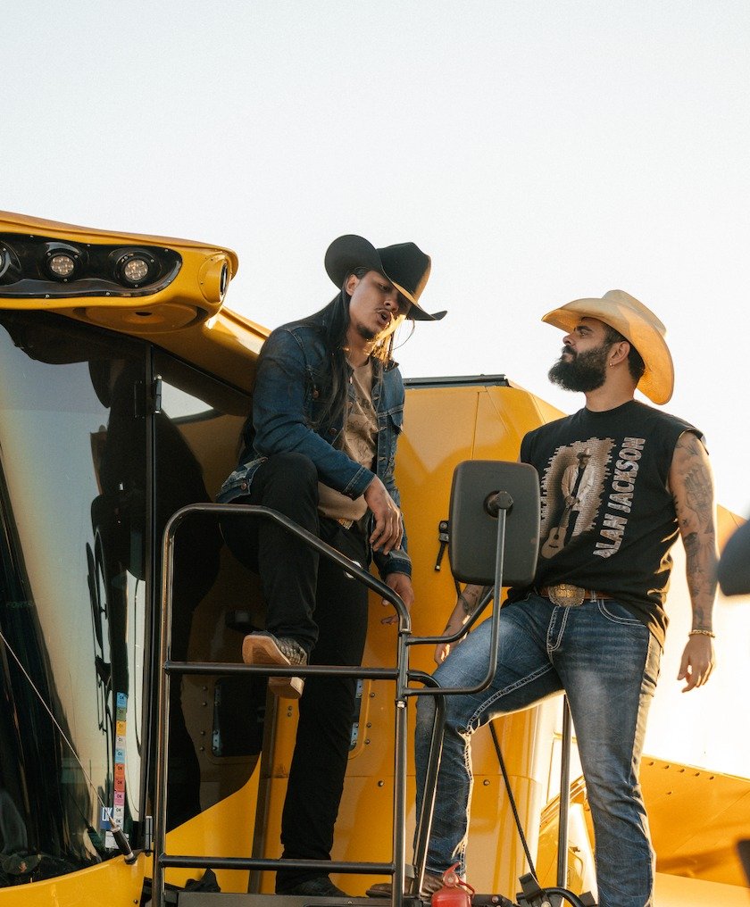 Us Agroboy lança projeto audiovisual “Respeita a Roça” e consolida agro-urbana no cenário musical